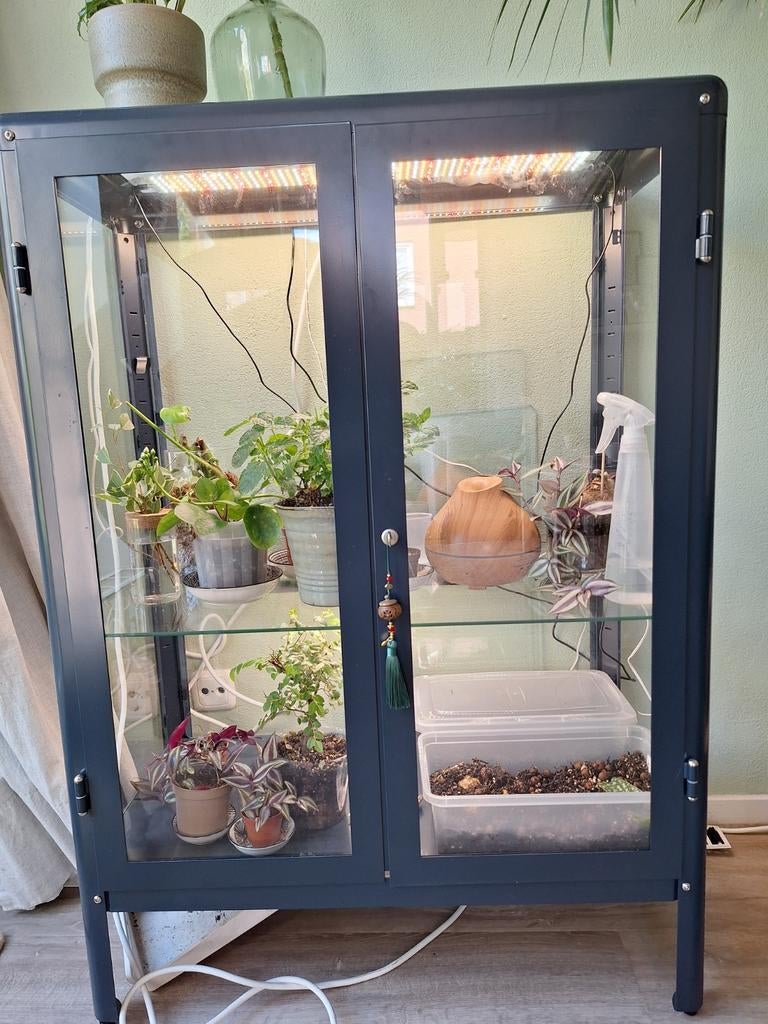 IKEA Fabrikör vitrinekast donkerblauw met groeilampen, Ophalen, Modern, Industrieel, 100 tot 150 cm, 50 tot 100 cm