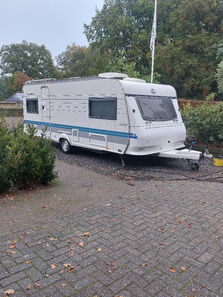 Grote Hobby excellent caravan bouwjaar 2000, Vast bed, Kachel, Rondzit, Hobby