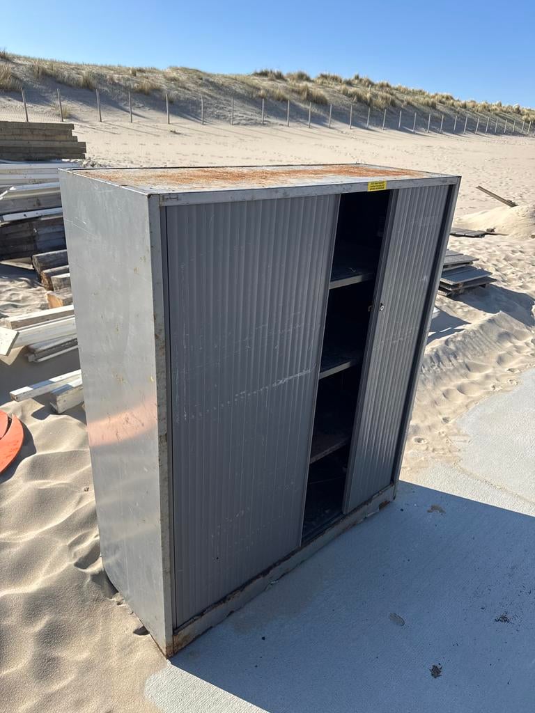 Gratis af te halen: metalen roldeurkast (oud ijzer), Huis en Inrichting, Kasten | Roldeurkasten en Archiefkasten, Ophalen, Gebruikt