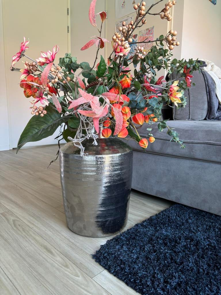 Grote zilveren vaas met oranje kunstbloemen, Huis en Inrichting, Woonaccessoires | Kunstplanten en Kunstbloemen, Zo goed als nieuw