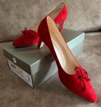 Peter kaiser suede pump rood, Kleding | Dames, Schoenen, Ophalen of Verzenden, Zo goed als nieuw, Rood