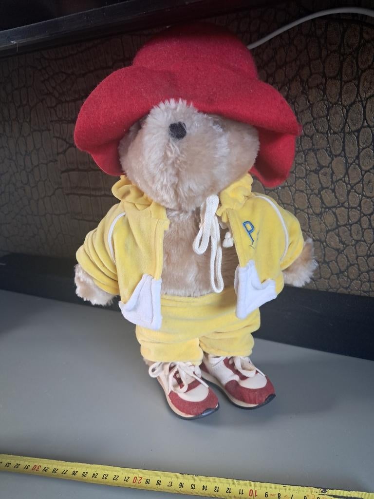 Paddington beer knuffel met rode hoed en gele kleding, Ophalen of Verzenden