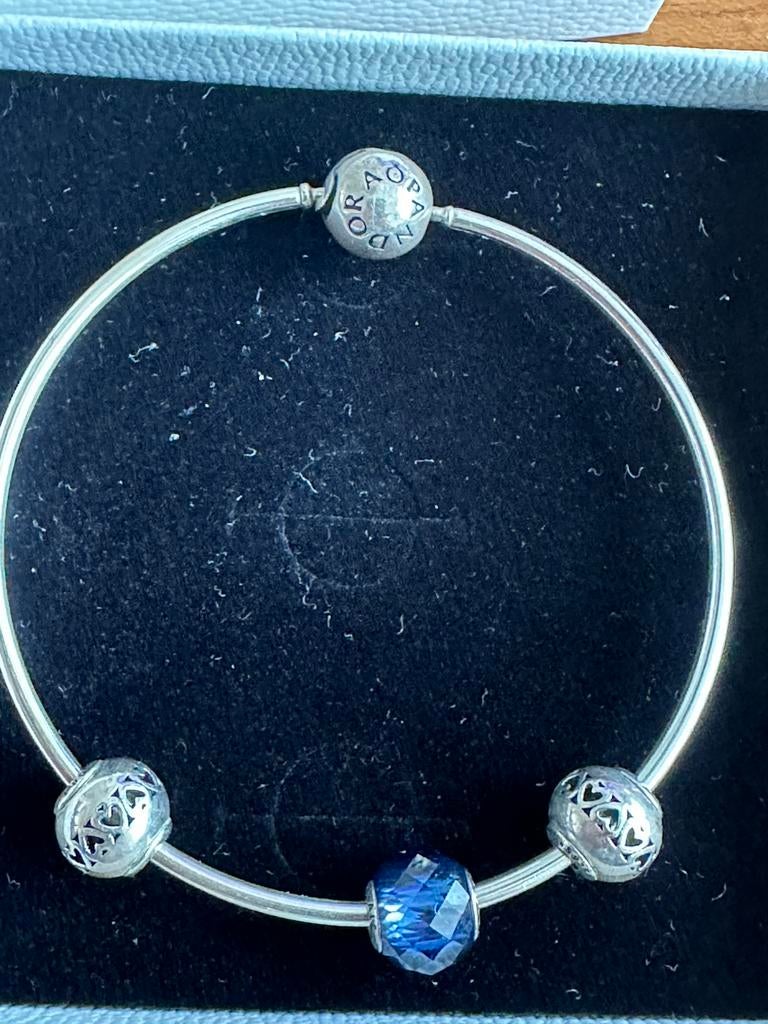 Pandora essence bangle met 3 bedels, Sieraden, Tassen en Uiterlijk, Armbanden, Ophalen of Verzenden, Zo goed als nieuw, Zilver
