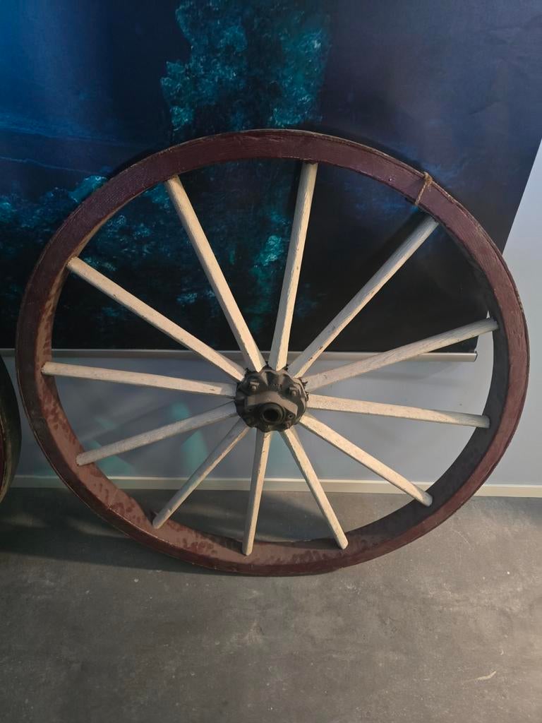 Oude antieke koets wielen, Ophalen
