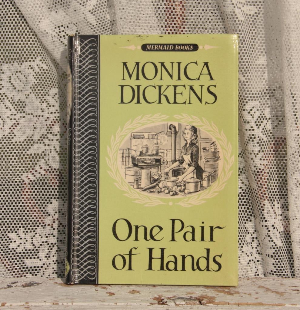 Engelstalig boek One pair of hands Monica Dickens Romantisch, Boeken, Taal | Engels, Gelezen, Ophalen of Verzenden