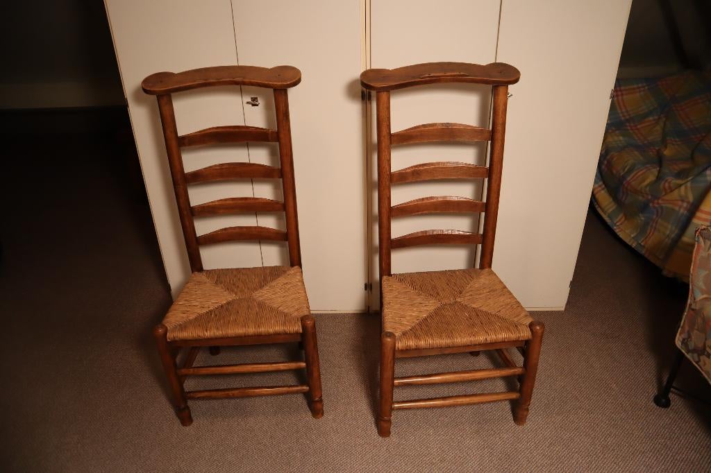 2 mooie antieke kerkstoelen bidstoelen, Ophalen