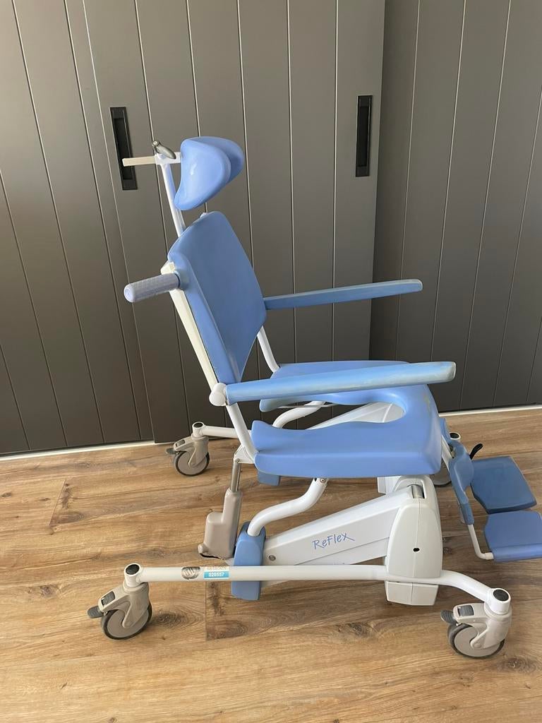 Lopital Douchestoel kantelbaar, hoog en laag, Ophalen, Gebruikt, Elektrische rolstoel