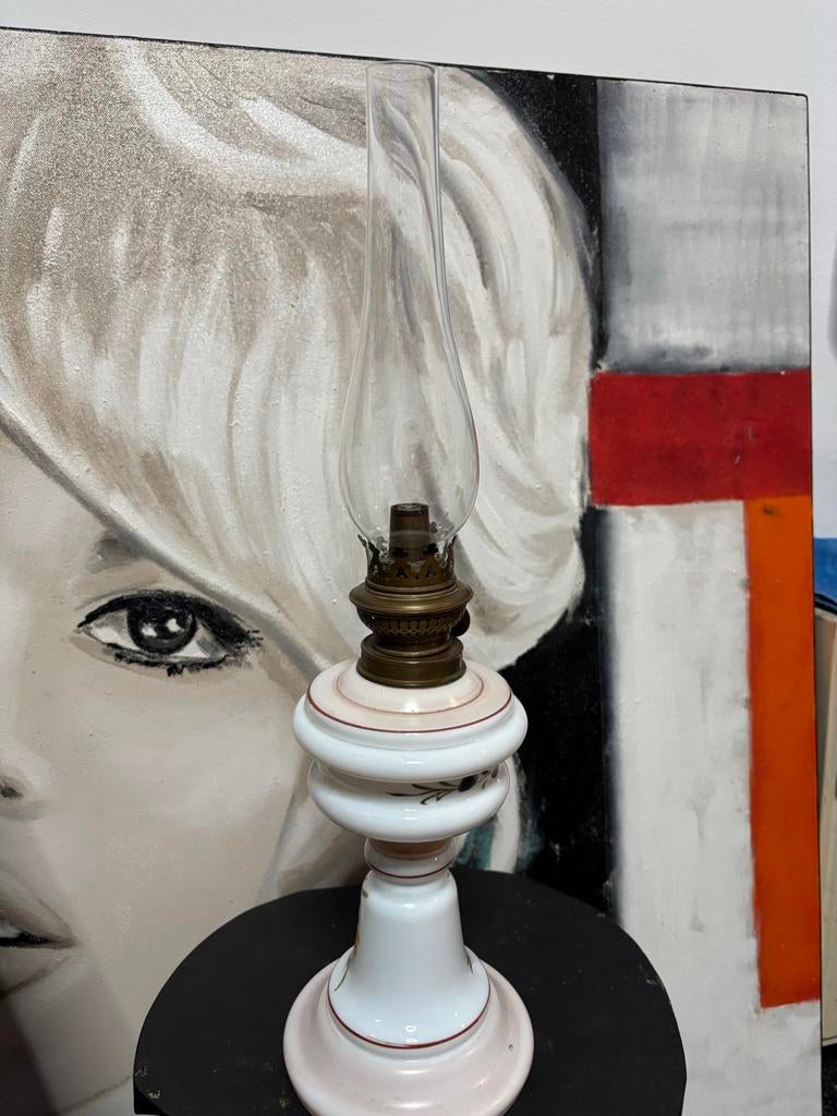 Antieke olielamp met bloemmotief, Antiek en Kunst, Antiek | Lampen, Ophalen of Verzenden