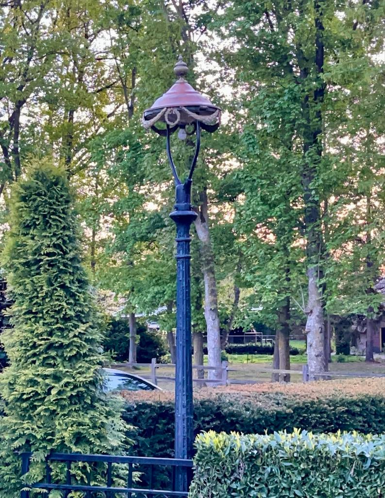 Antieke gietijzeren lantaarns met koperen kap (2 stuks), Ophalen