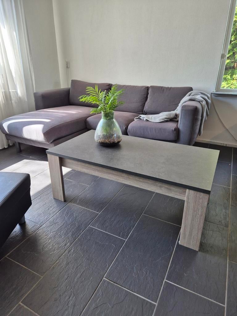 Moderne salontafel met houtlook poten en donker blad, Ophalen, Gebruikt, Overige materialen, 100 tot 150 cm