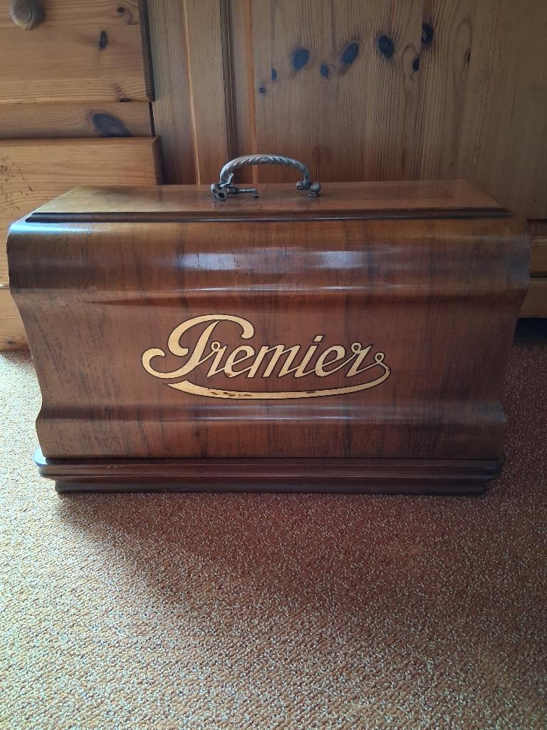 Antieke Premier handnaaimachine, Antiek en Kunst, Antiek | Naaimachines, Ophalen