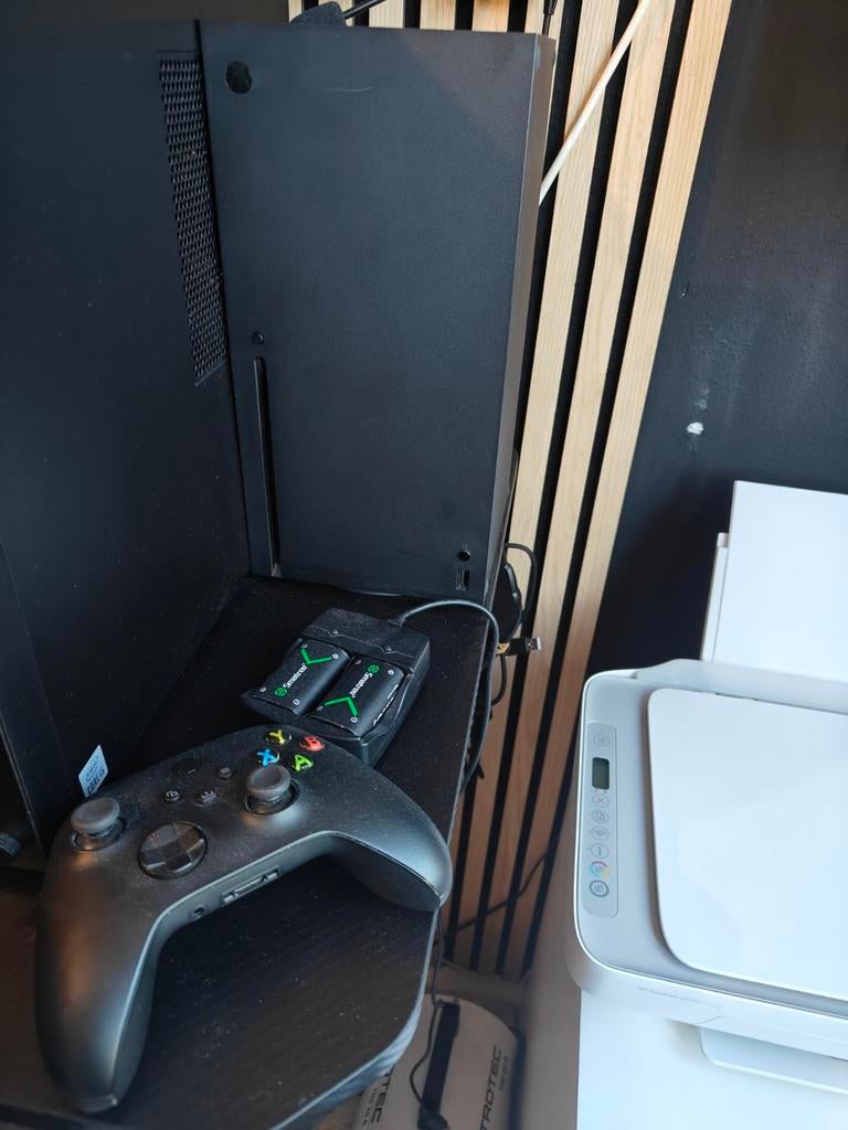 Xbox Series X met controller en oplaadstation, Ophalen, Zo goed als nieuw