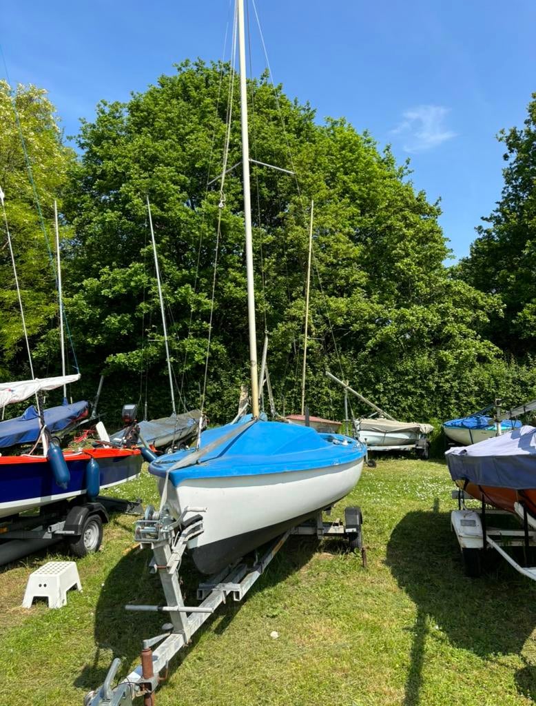 Zeilboot met zeilen, trailer en motor., Watersport en Boten, Ophalen