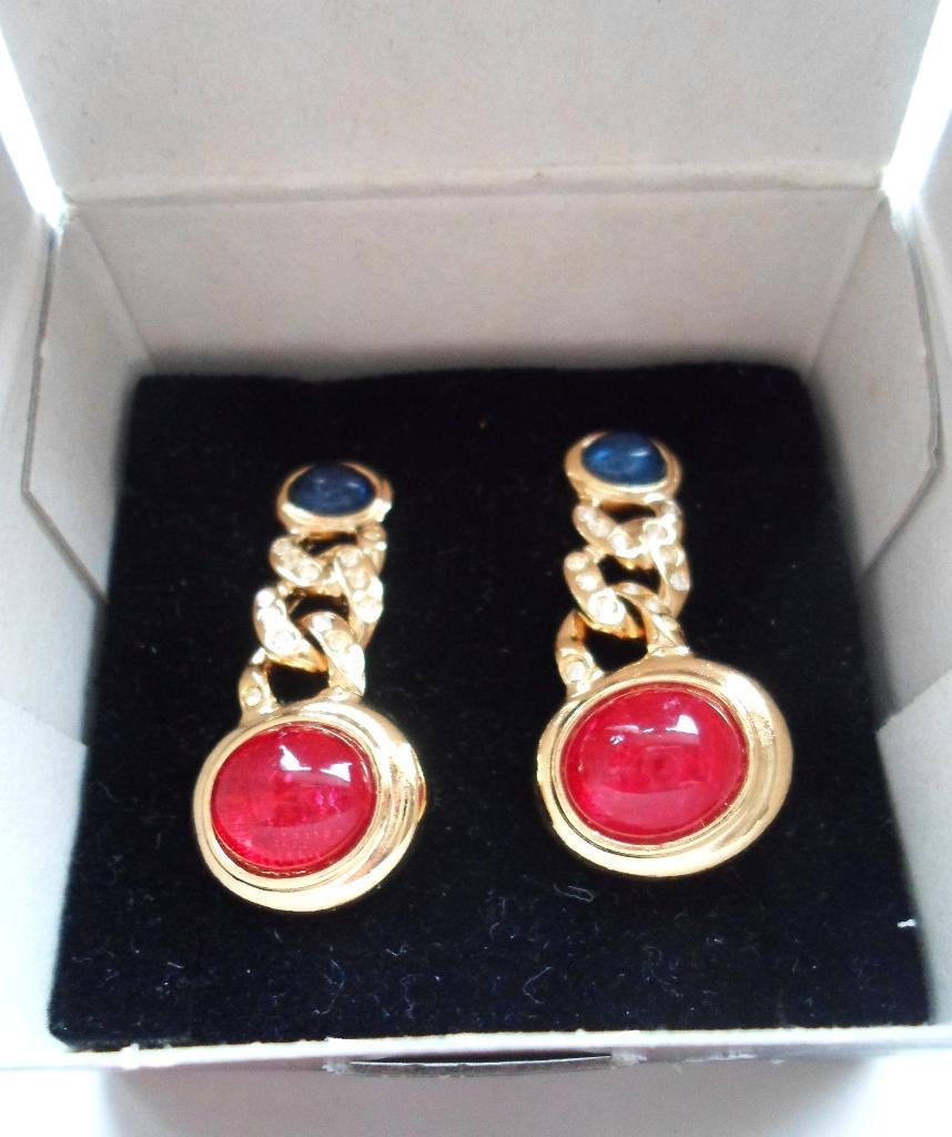 AVON oorbellen 1001 nacht. Blauw en rode strass steentjes, Overige materialen, Hangers, Overige kleuren, Nieuw