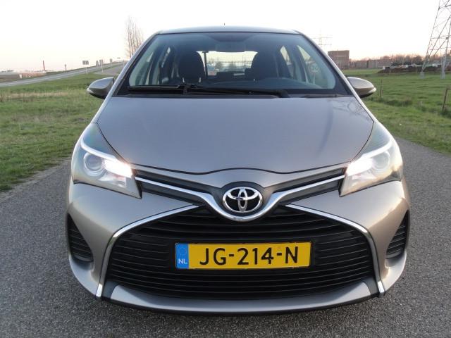 Toyota Yaris 1.0 VVT-i Aspiration Met AIRCO I NAVIG I CAMERA, Auto's, Voorwielaandrijving, Start-stop-systeem, Euro 6, Bruin