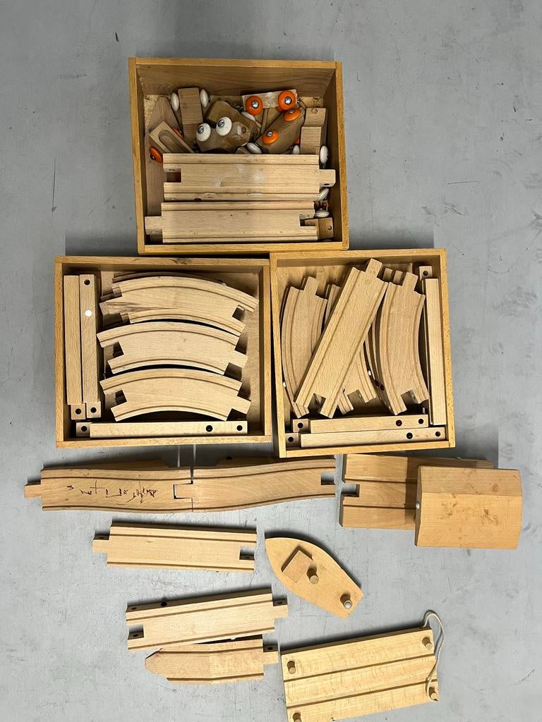 Houten treinbaan met accessoires en opbergkisten, Ophalen, Gebruikt, Rij- of Hobbelspeelgoed