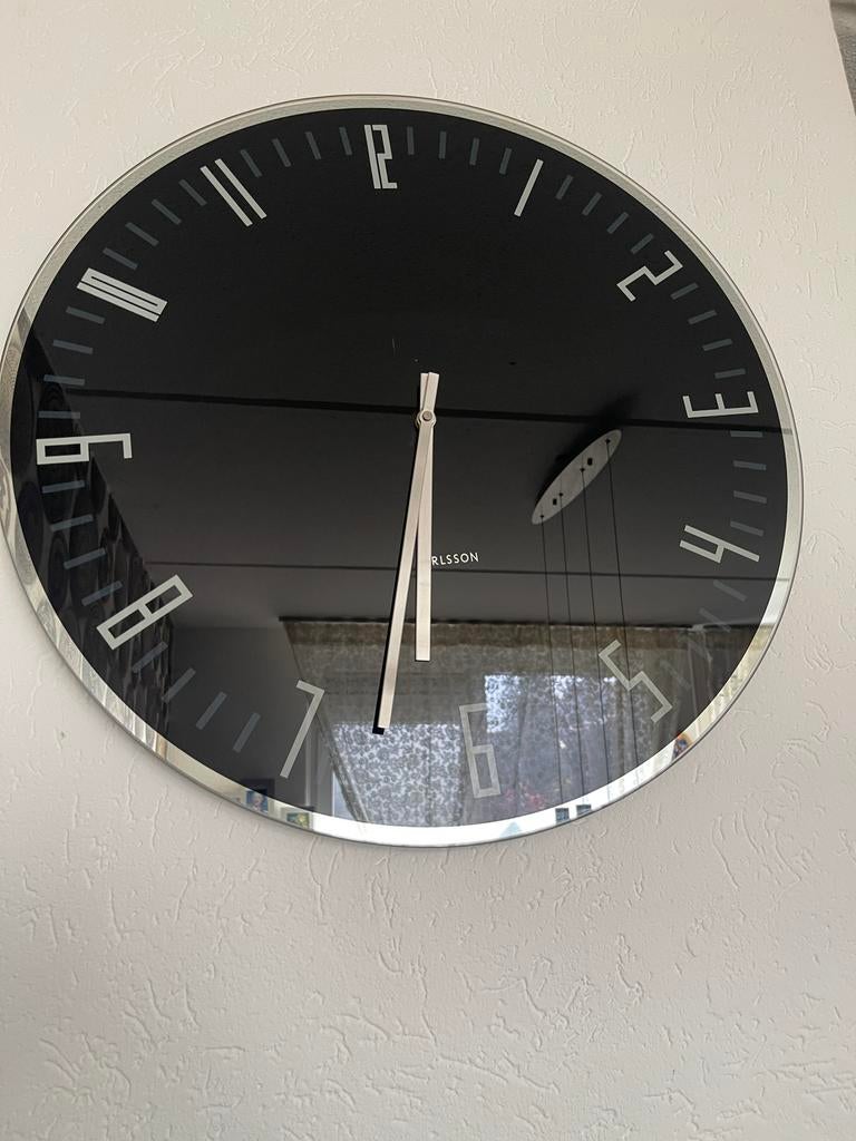 Een zwarte glazen wandklok, die niet werkt, Antiek en Kunst, Ophalen