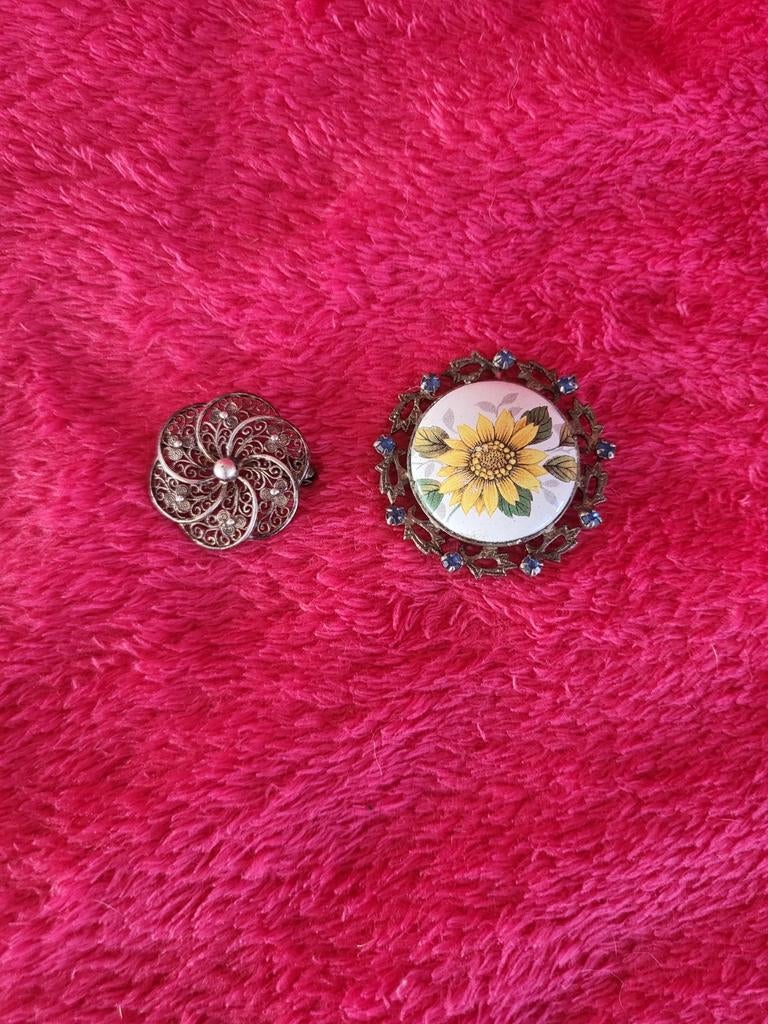2 Vintage Broches: Filigraan en Zonnebloem Emaille, Sieraden, Tassen en Uiterlijk, Broches, Ophalen, Overige materialen, 4 tot 7 cm