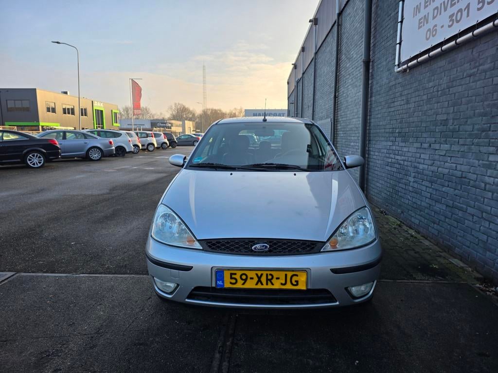 Ford Focus 1.6-16V Ambiente, Gebruikt, Zwart, 4 cilinders, 49 €/maand
