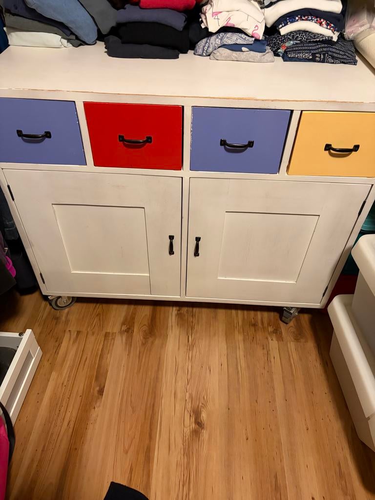 Vrolijke commode met kastjes en lades. Ladekast, Ophalen, Gebruikt