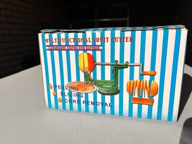 Handmatige appelschilmachine en -snijder, Ophalen, Groen, Zo goed als nieuw, Metaal