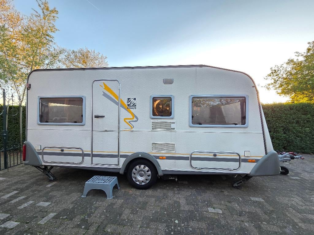 Caravan Knaus Südwind 450 TU 1998 incl mover voortent luifel, Schokbreker, Omvormbare zithoek, 750 - 1000 kg, Particulier