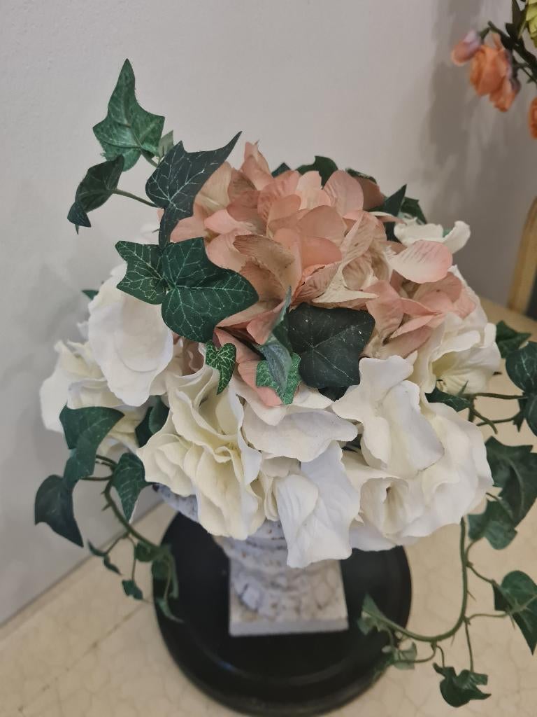 Oude gietijzeren tuinvaas met kunst hortensia, Ophalen of Verzenden