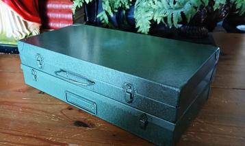 Twee geldkisten muntsorteerder kist metaal beschikbaar voor biedingen