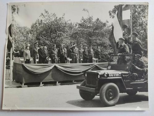 A26 Dordrecht Saluut Jeep Agfa, Verzamelen, Militaria | Tweede Wereldoorlog, Landmacht, Foto of Poster, Nederland, Ophalen of Verzenden