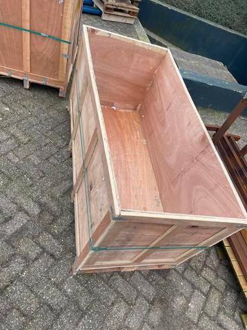 Transport kisten beschikbaar voor biedingen