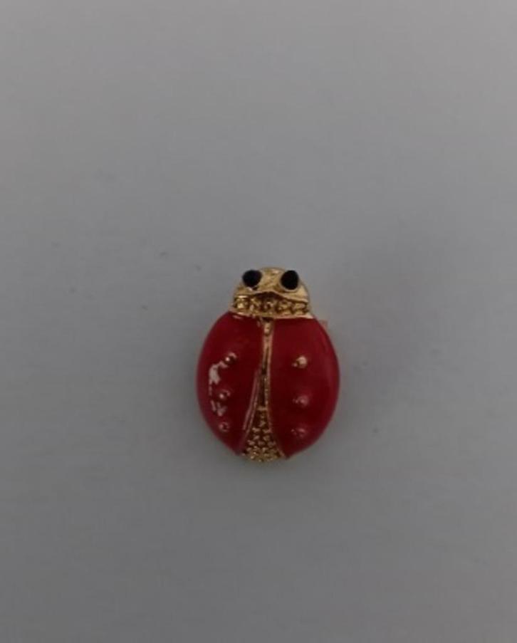 Goudkleurige broche lieveheersbeestje rood met zwarte oogjes, Sieraden, Tassen en Uiterlijk, Broches, Nieuw, Overige materialen