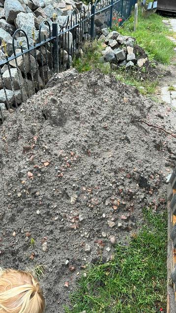 Gebroken puin gratis - Paar bulten komt uit oprit beschikbaar voor biedingen