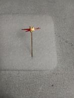 Speldje,rode pijl met vergulde M, Ophalen of Verzenden, Gebruikt, Overige onderwerpen