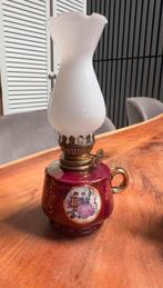 Een olielamp van 15 cm hoog en een kruik/vaasje van 12 cm, Antiek en Kunst, Ophalen of Verzenden