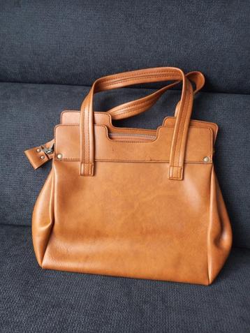 Lichtbruine damestas met buitenvak, jaren '60/'70 kunstleer beschikbaar voor biedingen