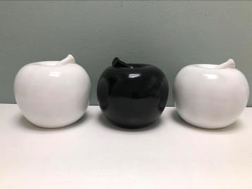 3 appels van keramiek 21 cm hoog. beschikbaar voor biedingen