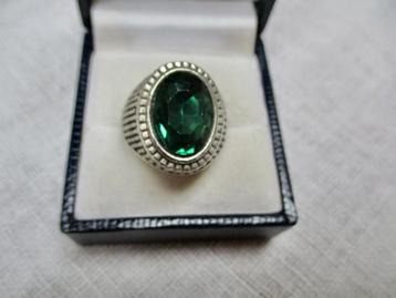 Zilverkleur flinke ring 18.5 mm. met groene ovale steen beschikbaar voor biedingen