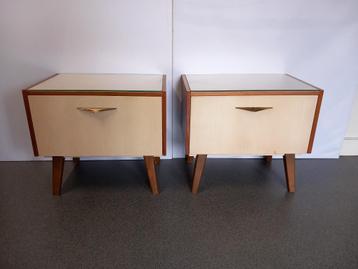 Vintage nachtkastjes met klepjes in glanzend lichtgekleurd  beschikbaar voor biedingen