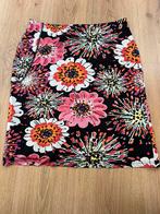 Pauze cafe zwart roze bloemen rokje 42, Kleding | Dames, Rokken, Maat 42/44 (L), Ophalen of Verzenden, Zo goed als nieuw, Knielengte