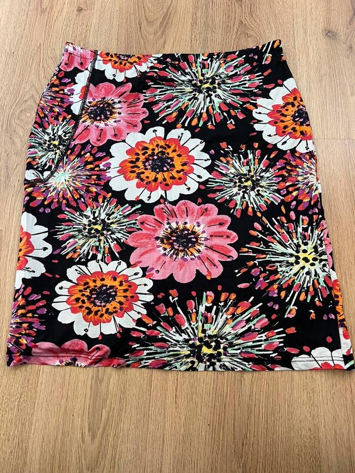 Pauze cafe zwart roze bloemen rokje 42, Kleding | Dames, Rokken, Zo goed als nieuw, Maat 42/44 (L), Roze, Knielengte, Ophalen of Verzenden