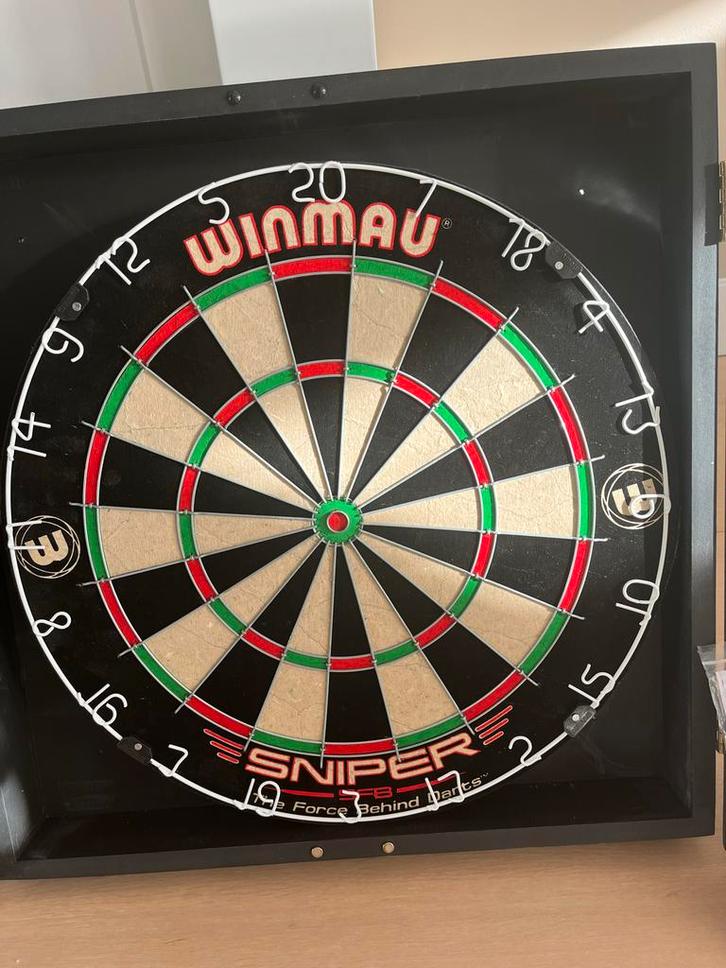 Winmau Dartbord Set met Pijlen en Scorebord, Sport en Fitness, Darts, Nieuw, Dartbord met pijlen, Ophalen