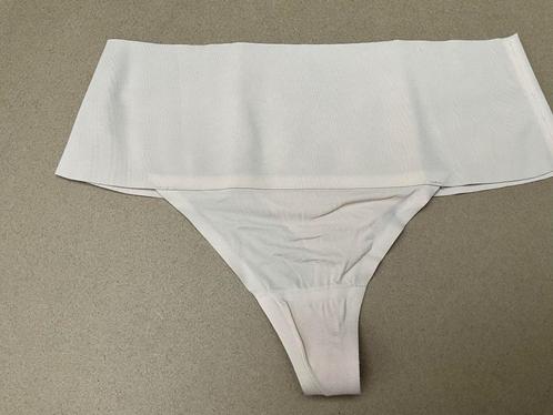 SPANX Undie-tectable licht corrigerende string lichtbeige, Kleding | Dames, Ondergoed en Lingerie, String, Ophalen of Verzenden