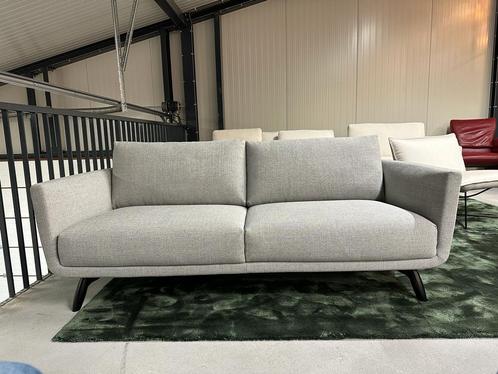 Nieuw Design On Stock Byen 2,5 zits bank Milton stof Design, Huis en Inrichting, Banken | Sofa's en Chaises Longues, Nieuw, Stof