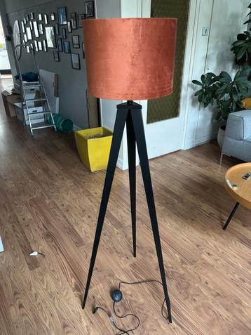 Driepoot Vloerlamp met Velvet Kap beschikbaar voor biedingen