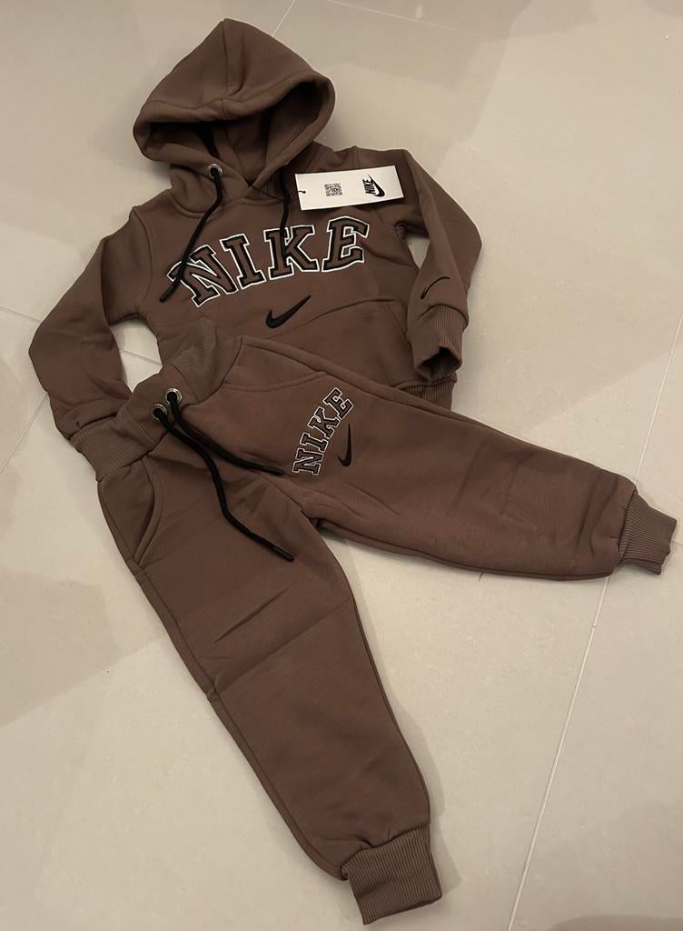 Leuke nike pak warme joggingspak, Kinderen en Baby's, Babykleding | Maat 86, Ophalen, Nieuw, Jongetje of Meisje, Pakje