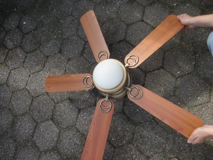 Mooie bronsmetalen hanglamp witte glazen kap en propeller, Huis en Inrichting, Lampen | Hanglampen, Gebruikt, Minder dan 50 cm
