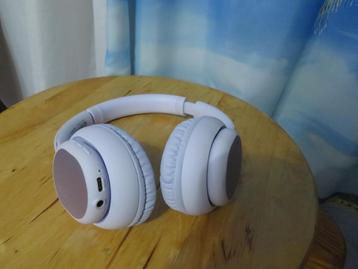 lila draadloze koptelefoon P6 van Miniso beschikbaar voor biedingen