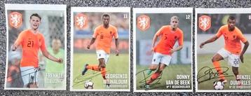 Voetbalplaatjes Frenkie de Jong. Denzel Dumfries beschikbaar voor biedingen