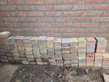 Gratis afhalen - ongeveer 400 klinkers voor de tuin. beschikbaar voor biedingen