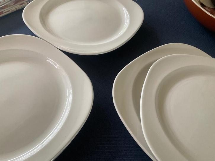 Johnson brothers /wit met afgeronde hoeken dinerborden, Huis en Inrichting, Keuken | Servies, Gebruikt, Bord(en), Overige stijlen